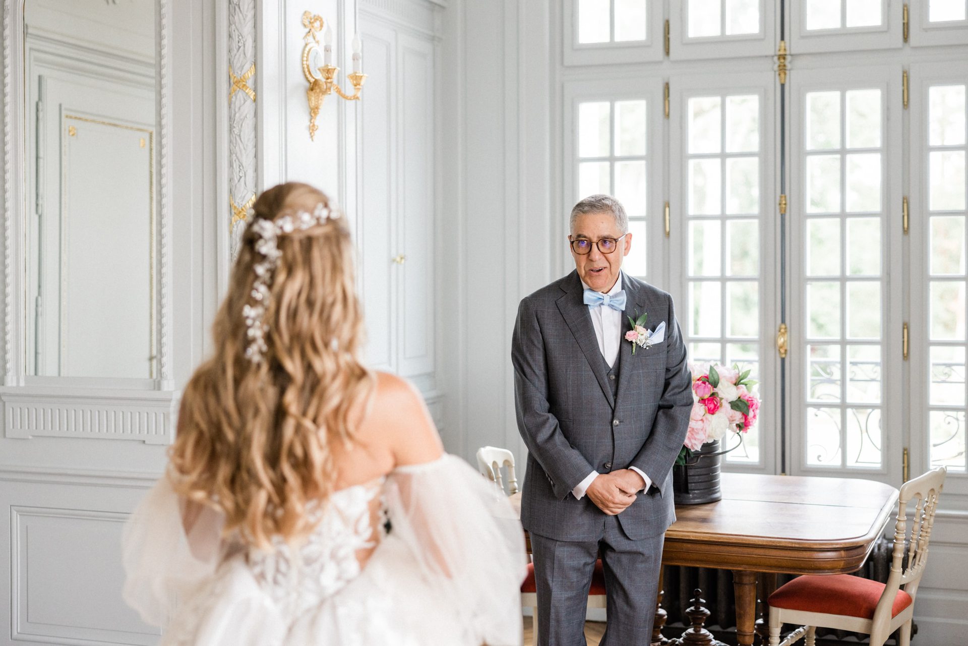 le papa découvre sa fille en robe de mariée