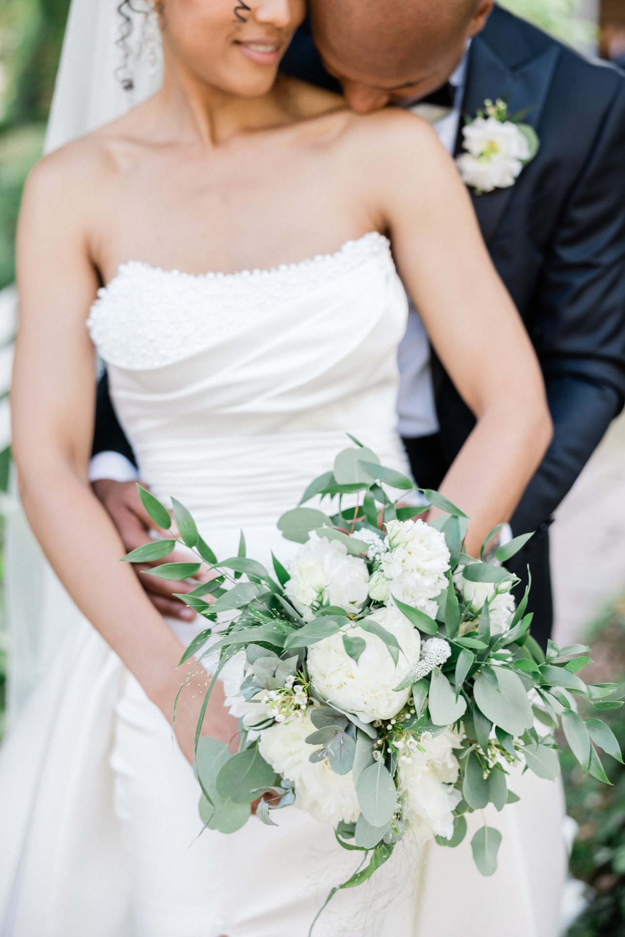 Photo de couple Fine Art avec le bouquet de la mariée