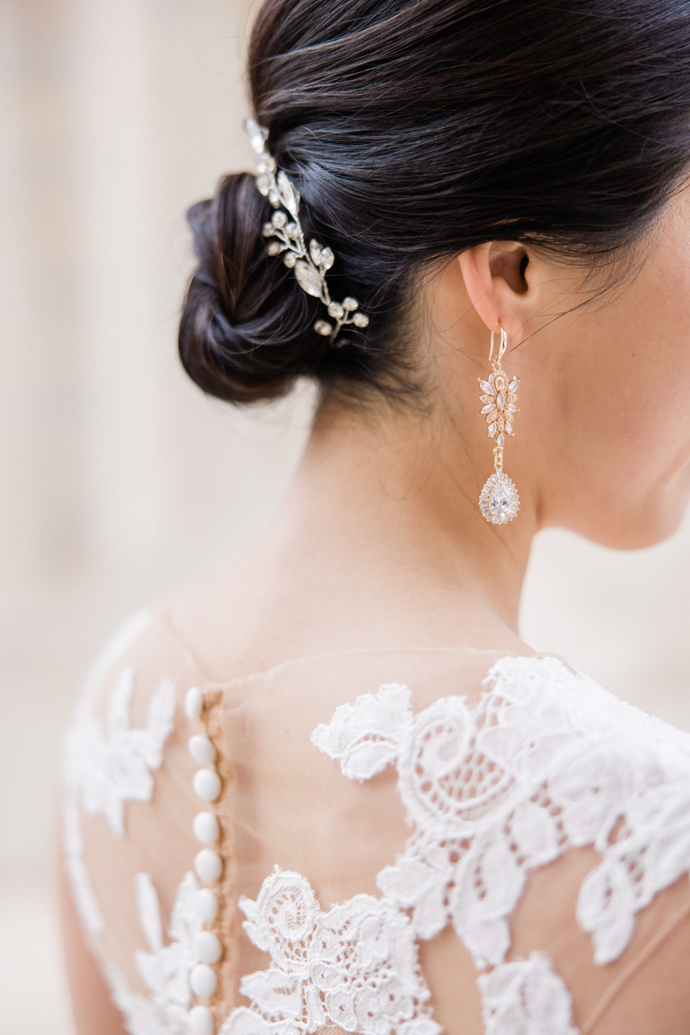 detail bijoux mariée avec robe en dentelle