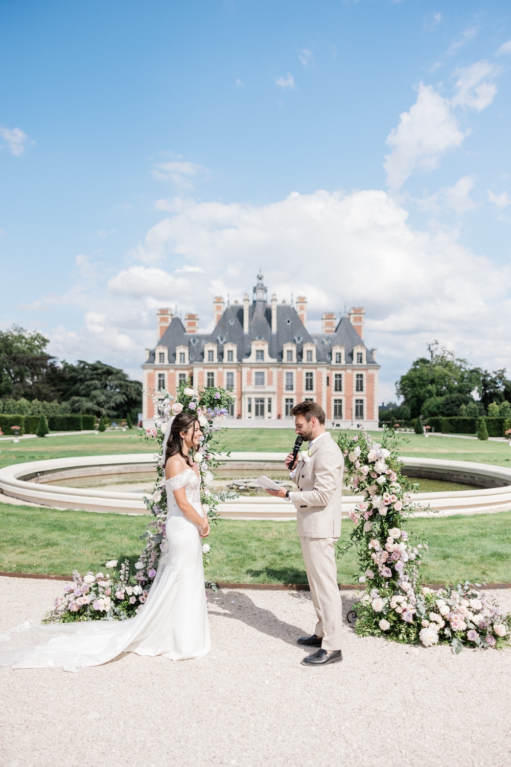 Wedding Ceremony Exchange vows Chateau Nainville les Roches
