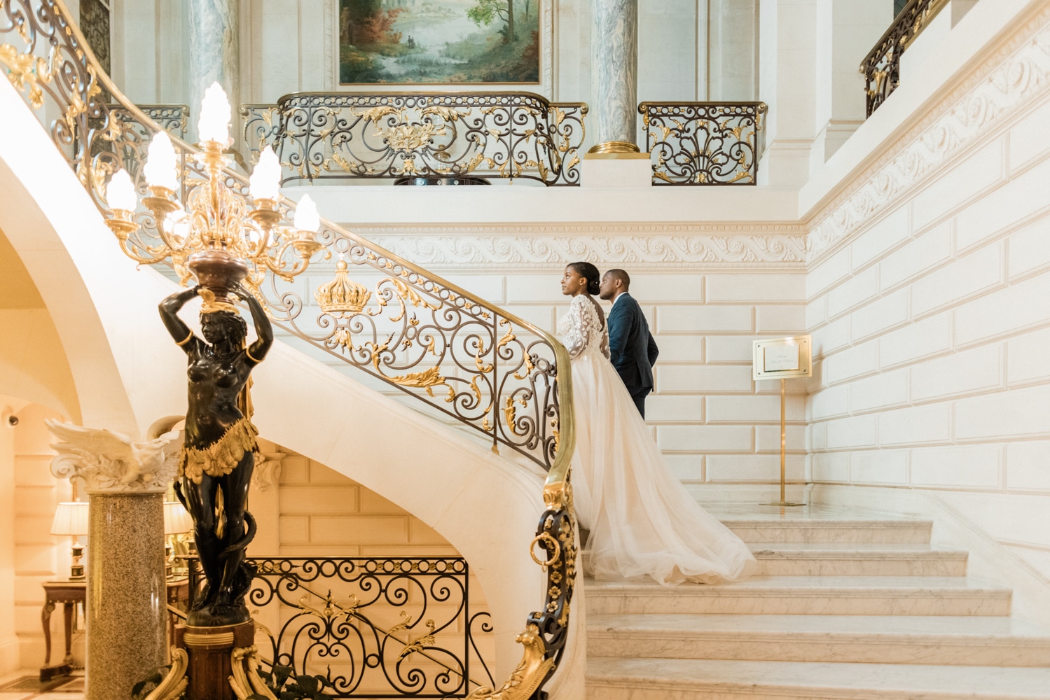 mariés montent escalier du shangri-la