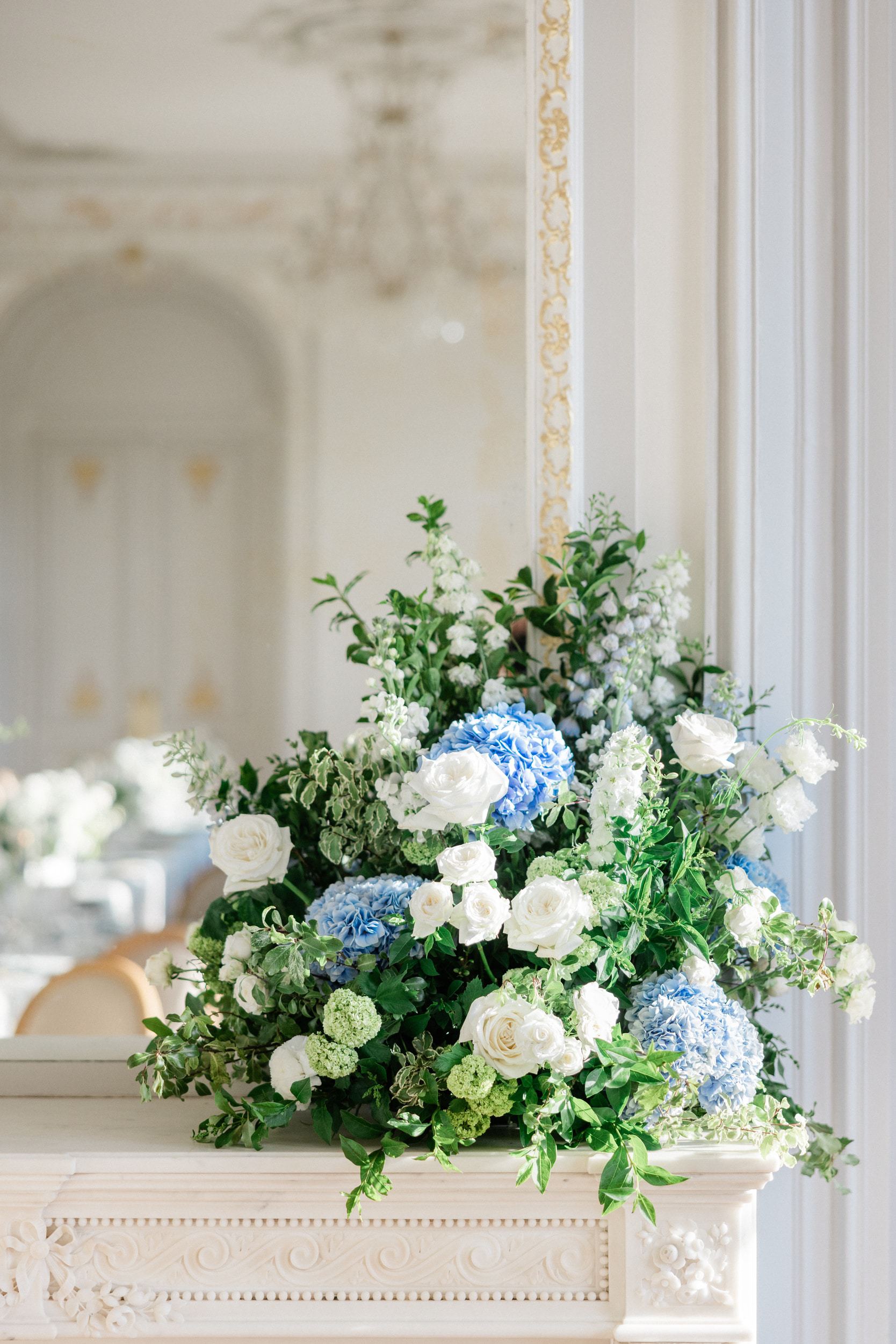 Sophisticated floral design for an elegant wedding dinner in France