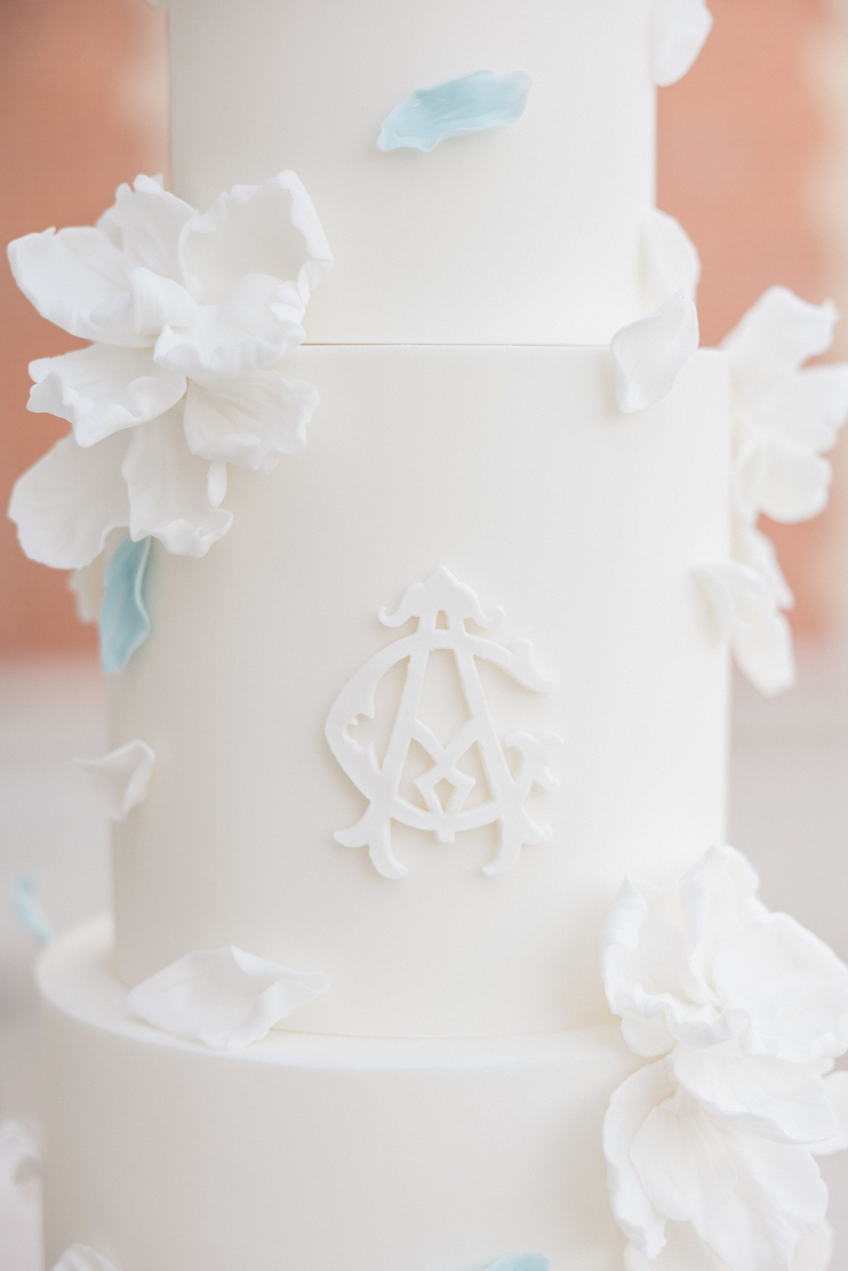 Refined wedding cake for an elegant château wedding near Paris