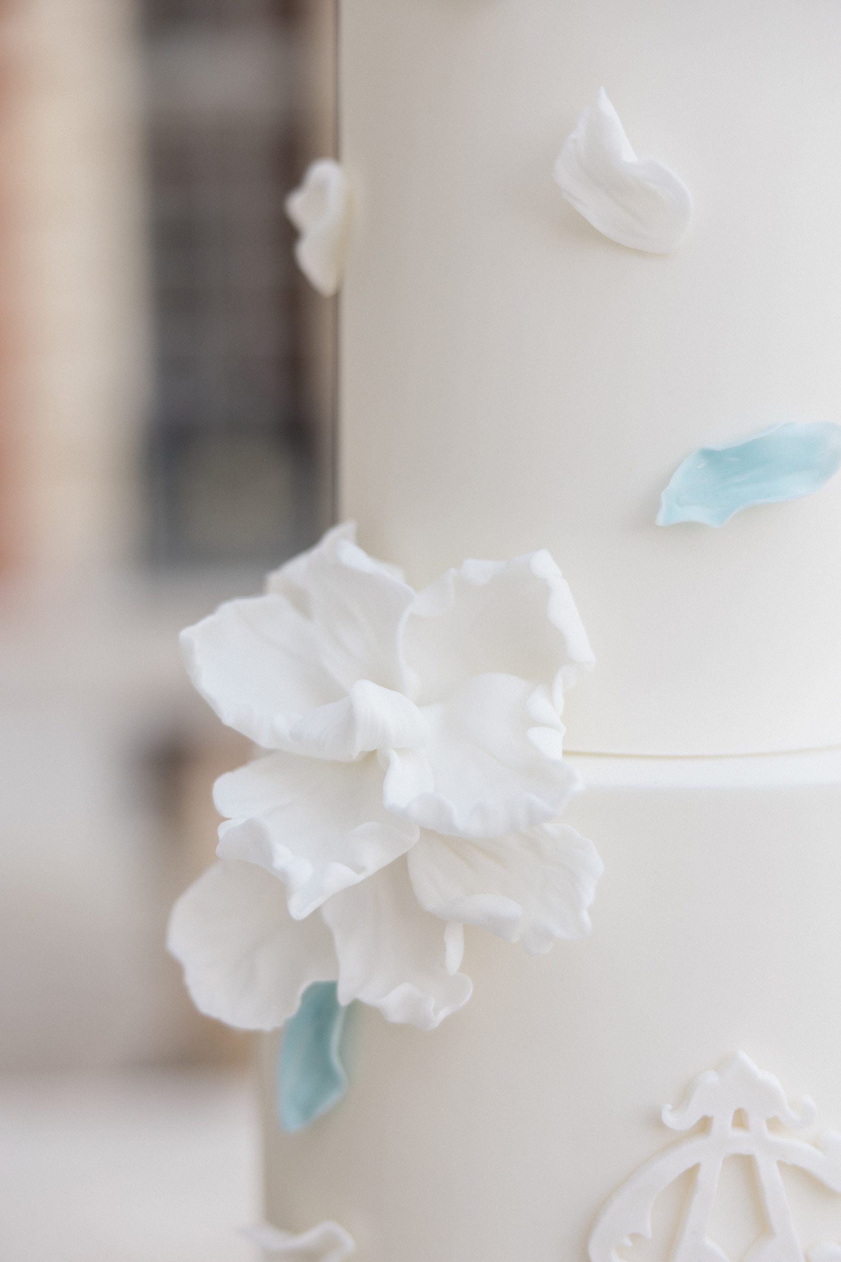 Close-up of the elegant wedding cake details