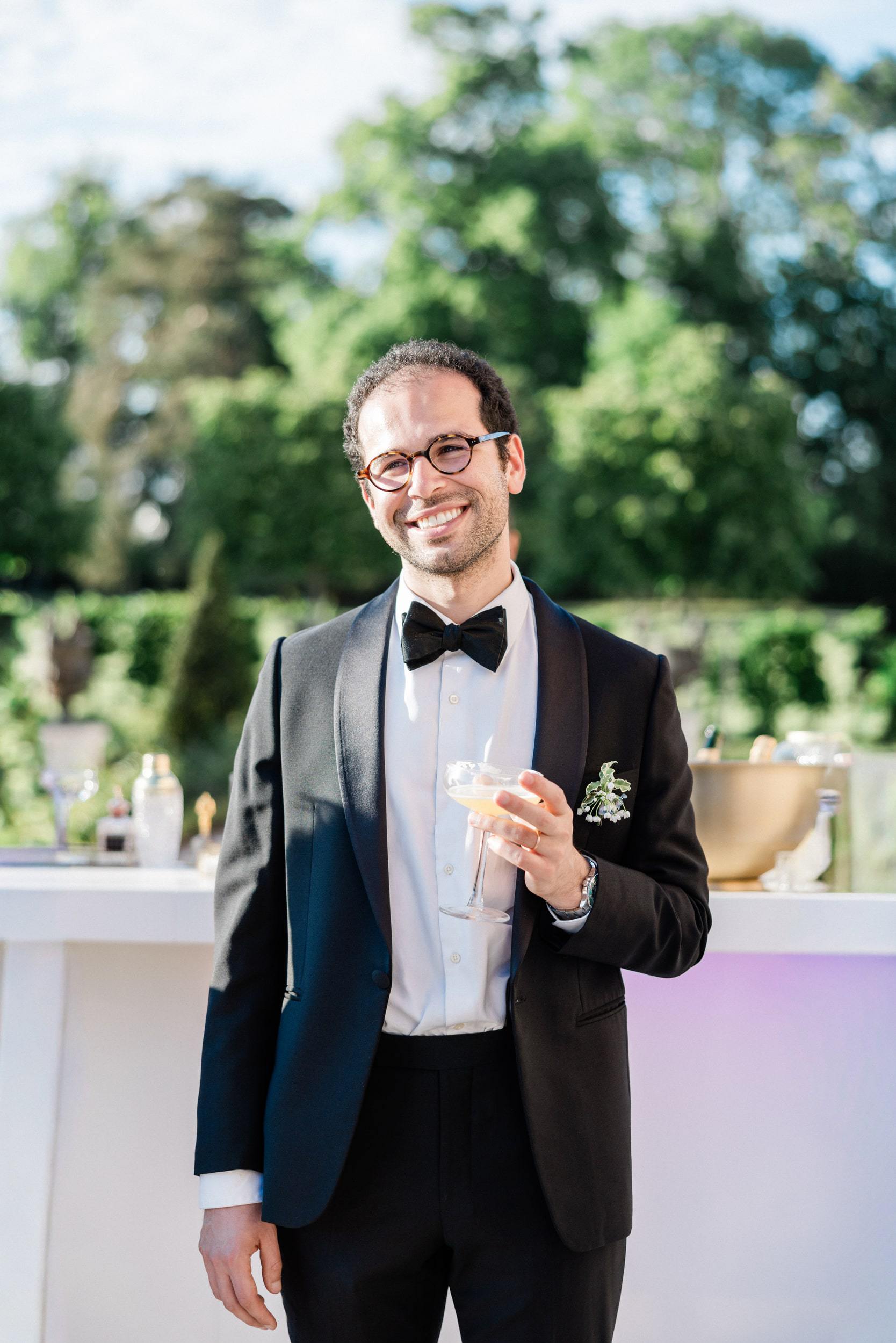 Guests enjoying cocktail hour at Anna and Gregor’s wedding in France