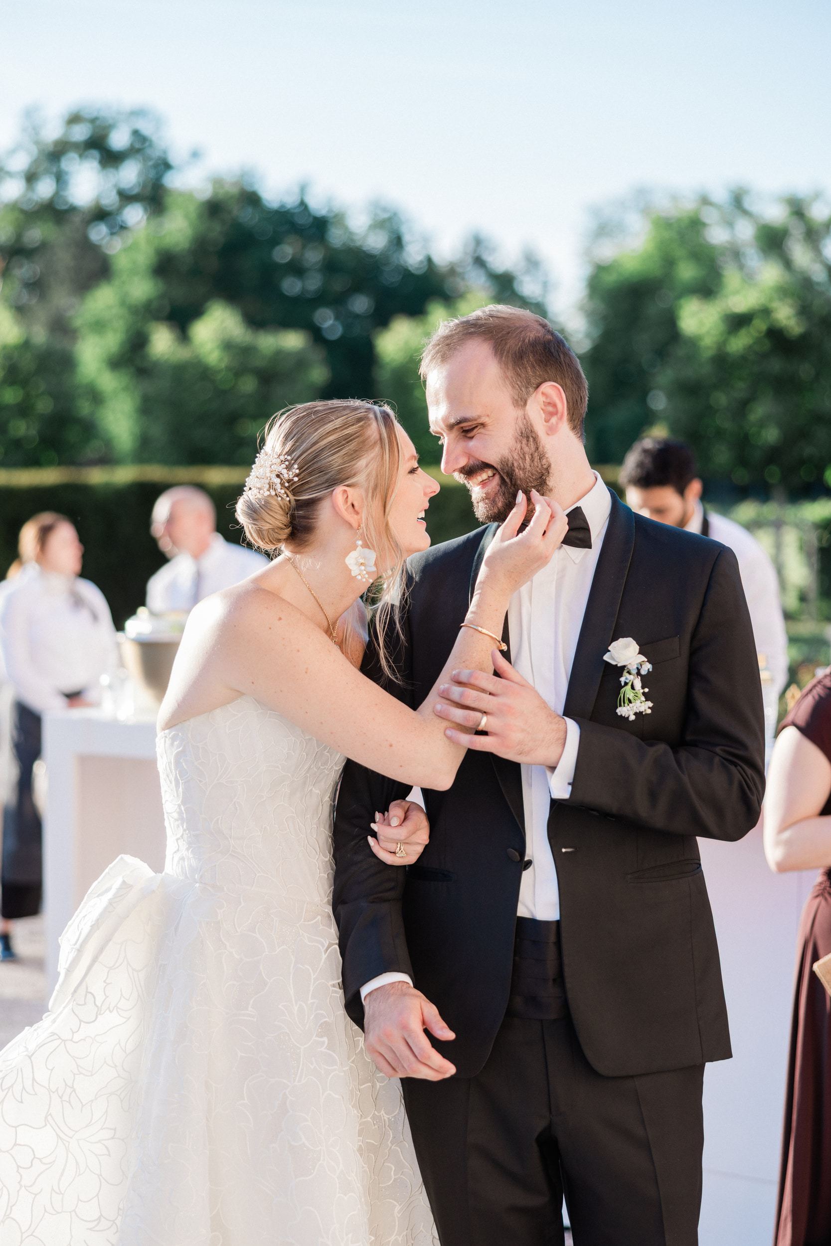 Candid moment during Anna and Gregor’s wedding cocktail hour