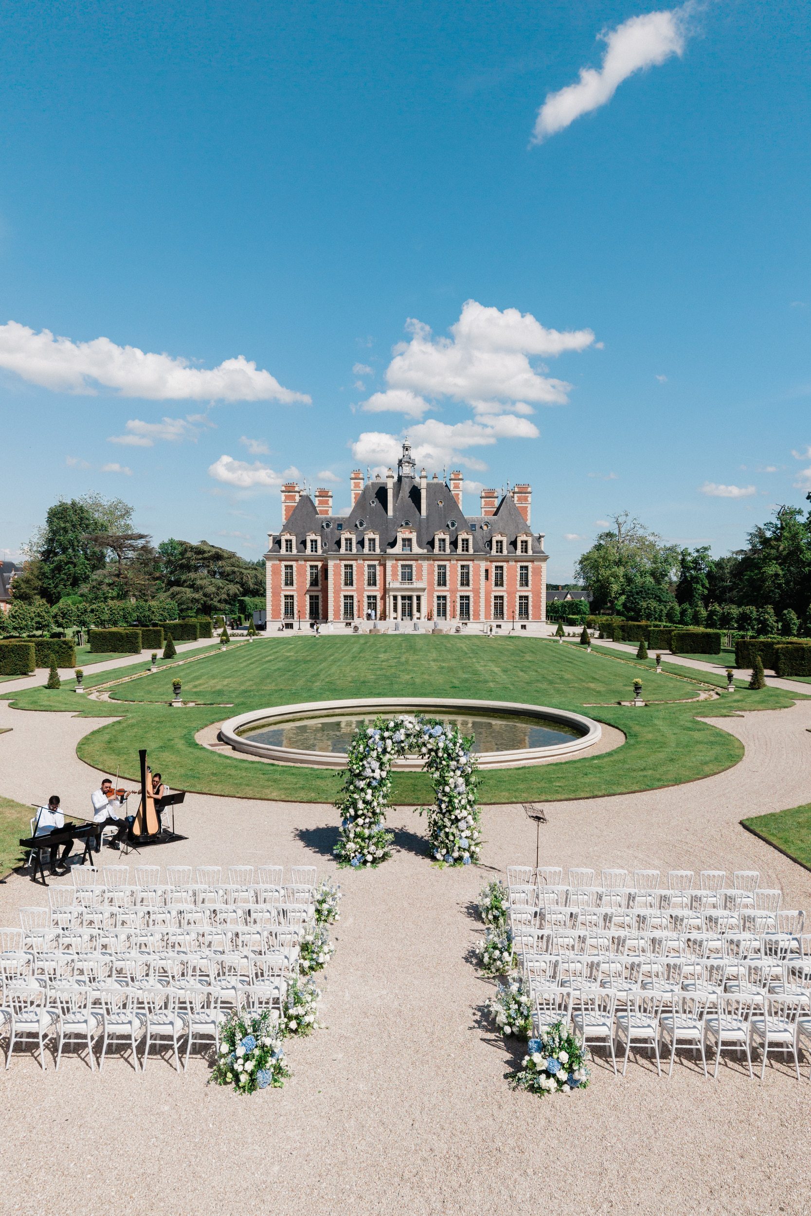 Elegant wedding ceremony at Château de Nainville-les-Roches in France